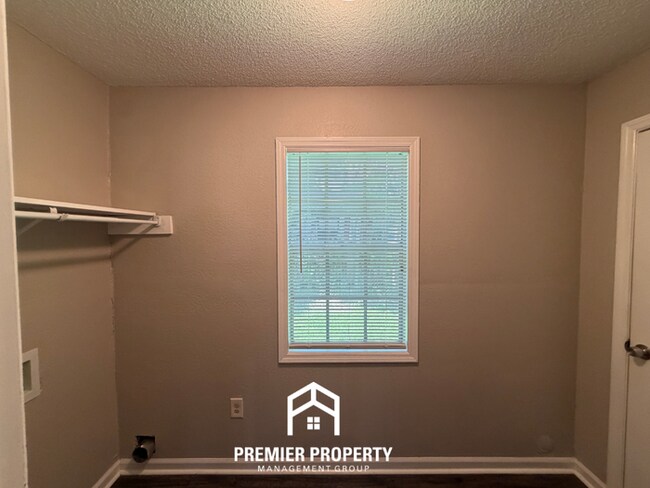 Building Photo - Charming 3BR/2BA East Memphis Home | 1,795 Sq Ft, Hardwood Floors & Fireplace