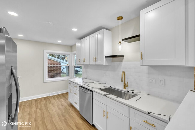 Building Photo - 4938 W Randolph St