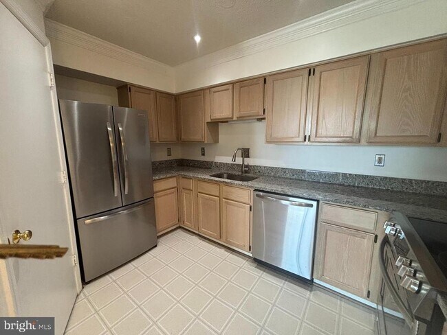 Building Photo - 3115 Patrick Henry Dr
