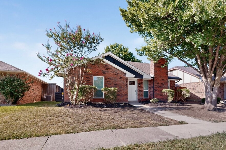 Building Photo - 1748 St James Dr