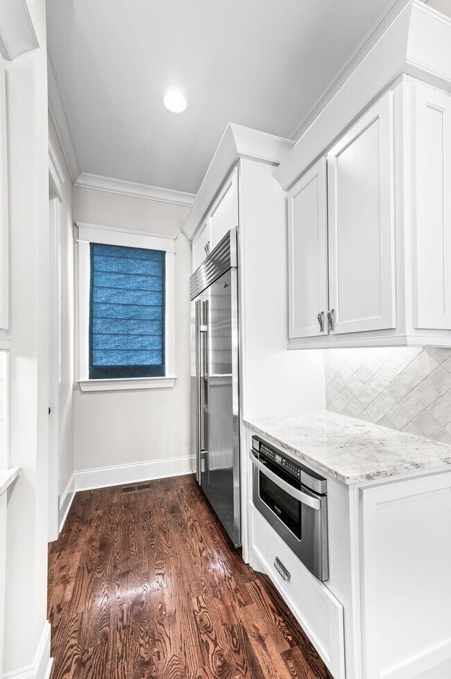 Building Photo - Stunning 5BE/4.5BA home nestled in the hig...