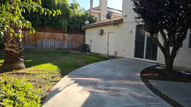 Building Photo - 5012 Crest Dr