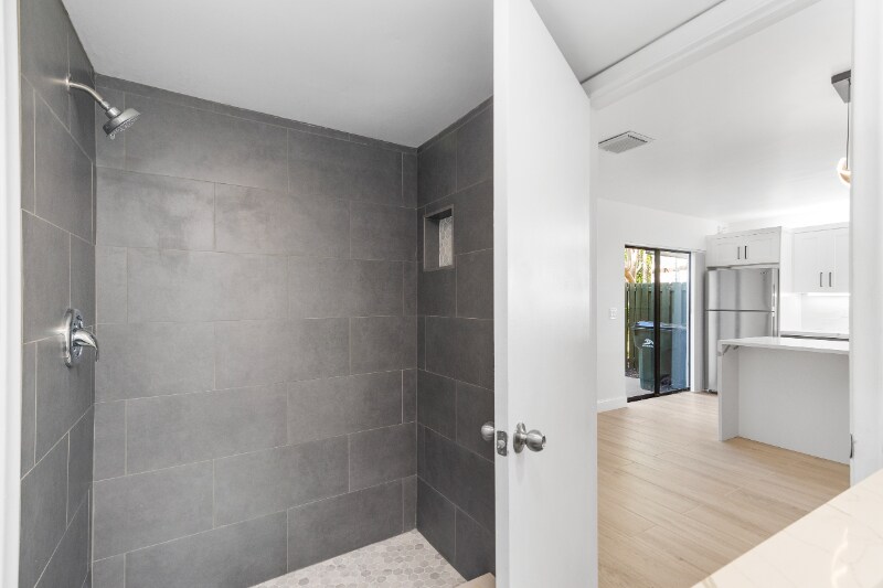 Building Photo - 2695 Albatross Rd N