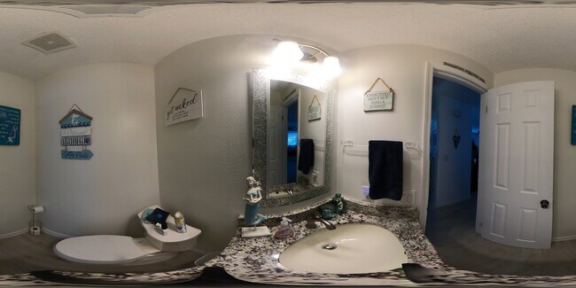 Building Photo - 137 Magnolia St