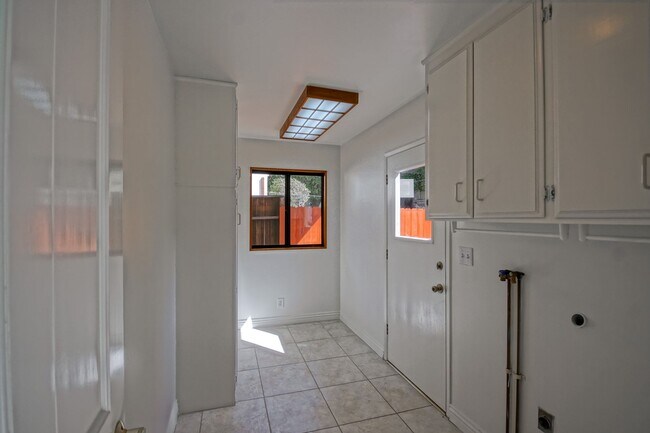 Building Photo - VERY BRIGHT & AIRY, 2050 SQ FT HOME W/ TON...