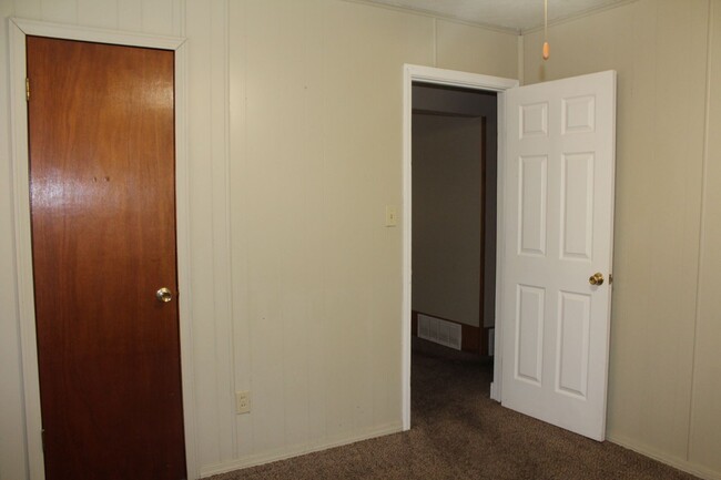 Building Photo - 3 Bed, 1 1/2 bath, 1 Car Garage - Tinker C...