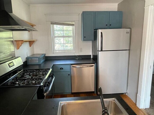 Building Photo - Upper Level Uptown Duplex, Hardwood Floors...
