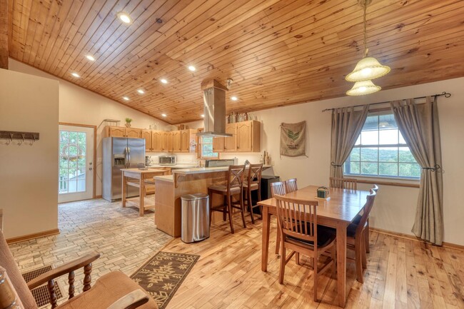 Building Photo - 586 Sun Valley Dr