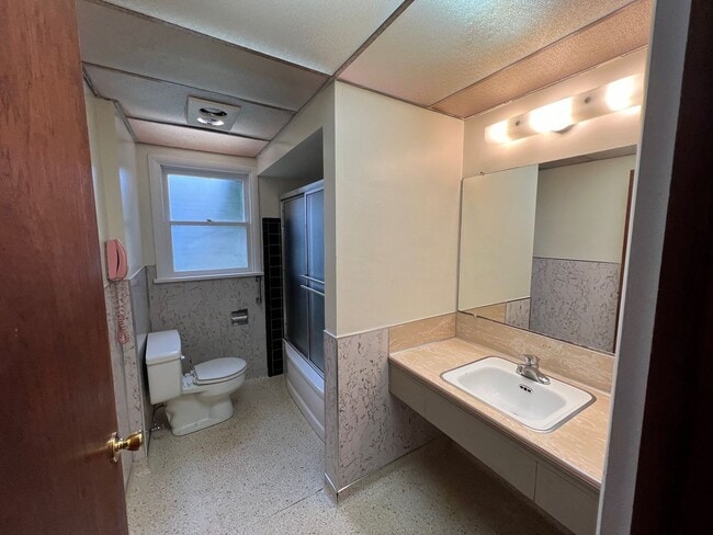 Building Photo - Cute 2 Bedroom House with Hardwood Floors!