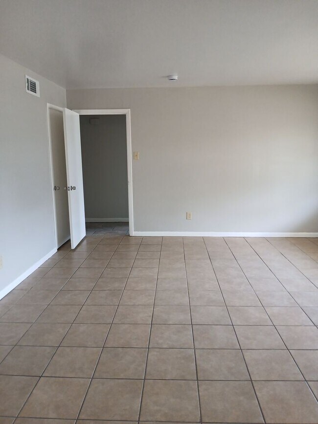 Building Photo - REMODELED 3 Bedrooms, 2 Full Bathrooms, 1 ...
