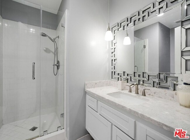 Building Photo - 441 N Oakhurst Dr