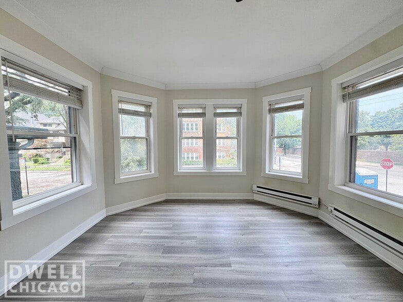 Building Photo - 1421 W Hutchinson St