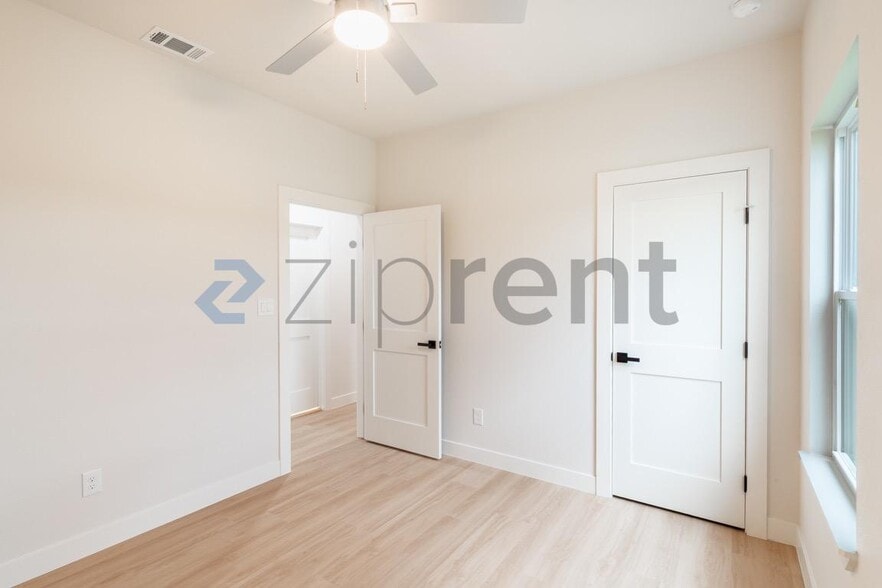 Building Photo - Unit A