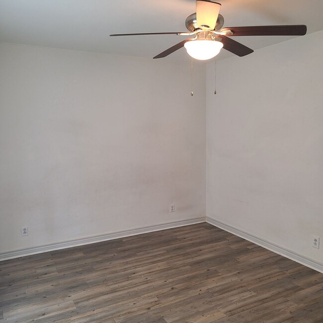 Building Photo - Spacious 2 BR/2.5 bath townhome near the Medical Center w/a fenced in yard!