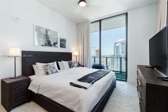 Building Photo - 601 NE 1st Ave