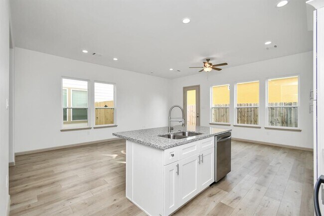 Building Photo - 2119 Esther Dr