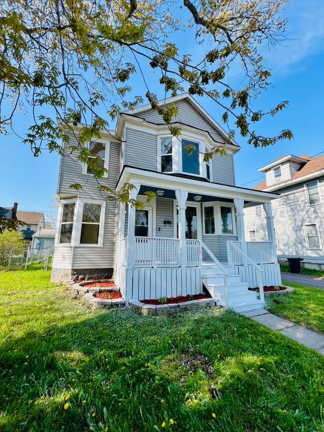 Building Photo - AVAILABLE JUNE - 4 Bed 1.5 Bath Home in Superior