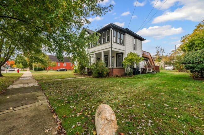 Building Photo - 1017 N Holbrook St