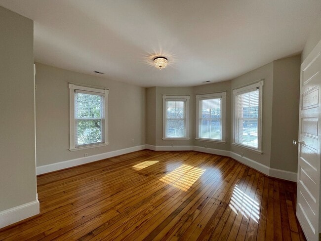 Building Photo - Huge Vintage Home in South Hill