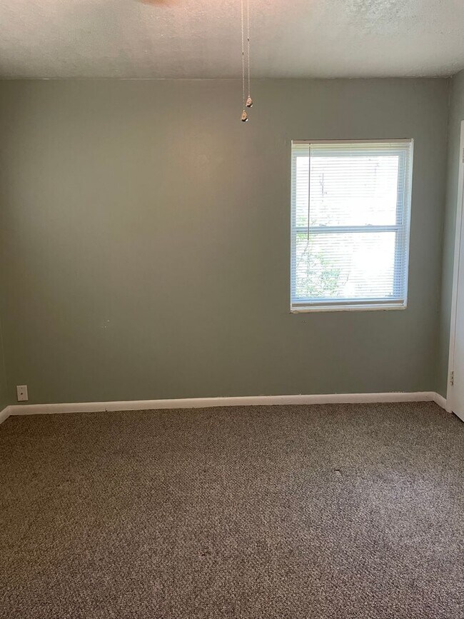 Building Photo - Fall Into Comfort! Spacious 3BR/2BA Upstai...