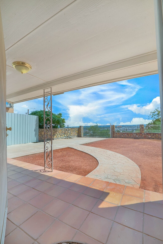 Building Photo - Central 2 Bedroom 2 Bath