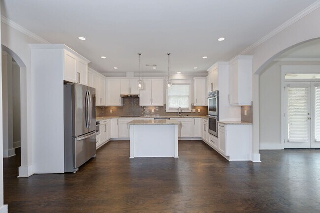 Building Photo - 2033 Cherokee Dr