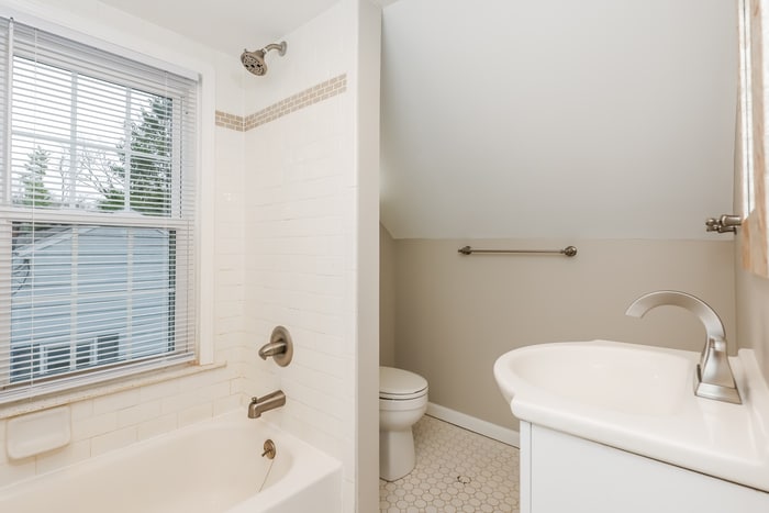 Building Photo - 1075 Meadow Dr