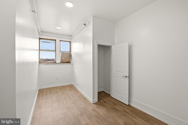 Building Photo - 6012 Ridge Ave
