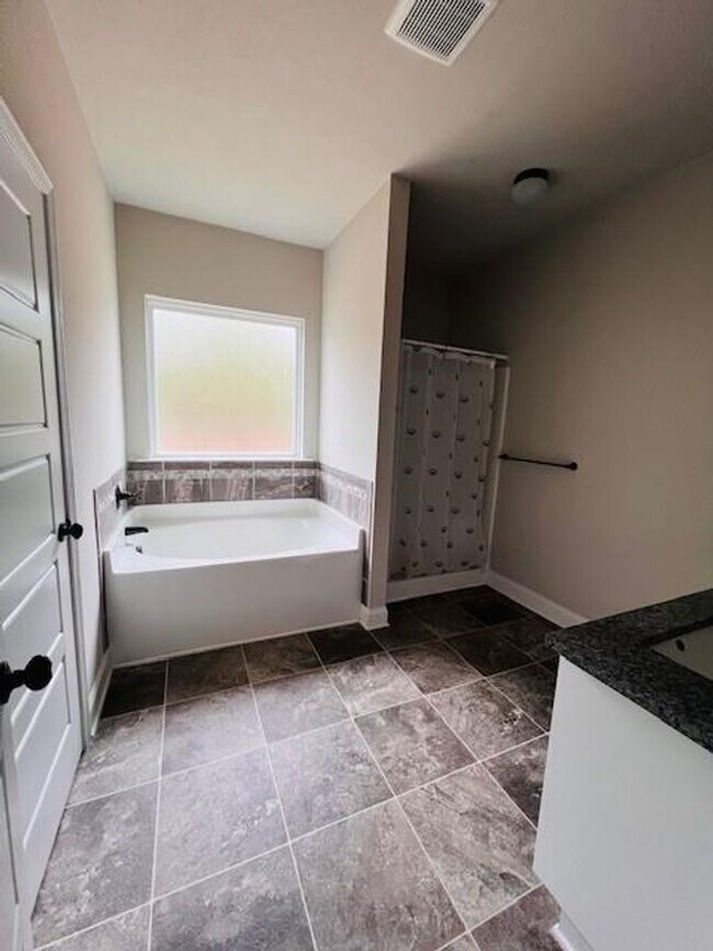 Building Photo - WOW!!  5-bedroom 3 bath