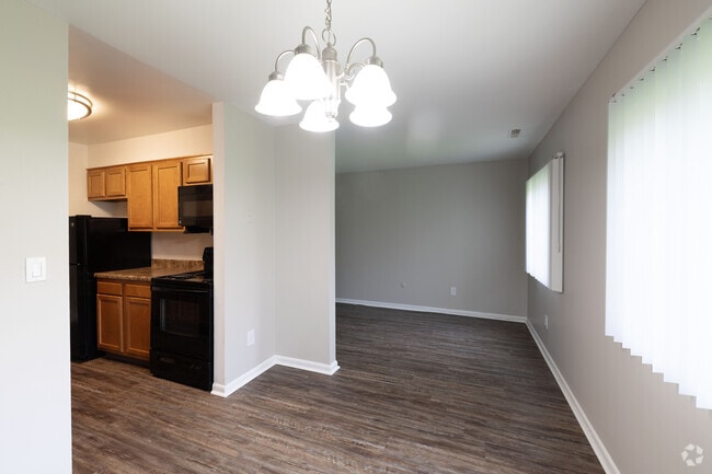 2BR, 1BA - 767SF - Meadowbrook Apartments