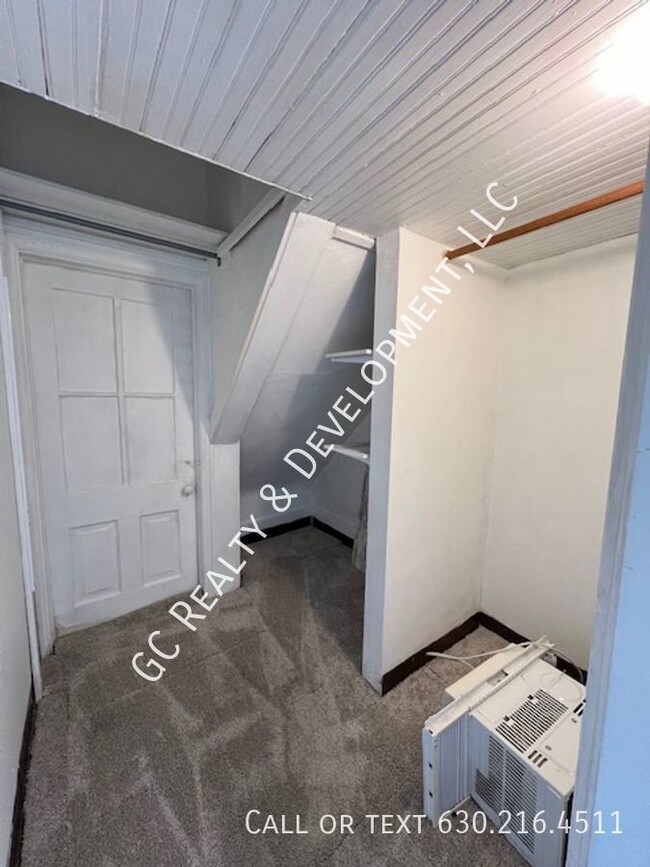 Building Photo - ***RIVERSIDE 1ST FLOOR UNIT / 2 BDRM - 1 B...