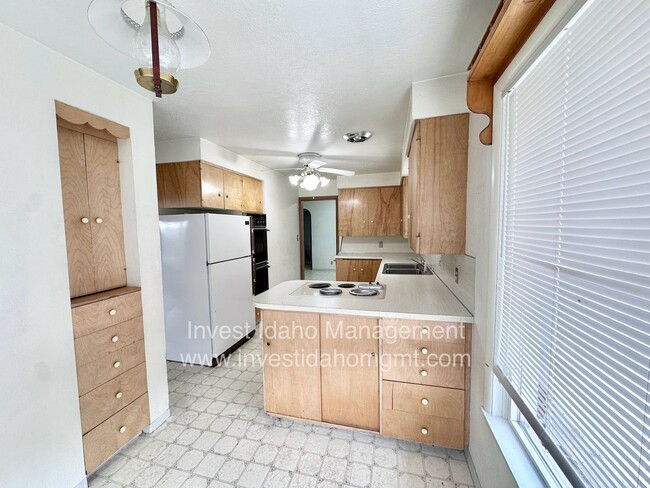 Building Photo - 2518 W Orchard Ave