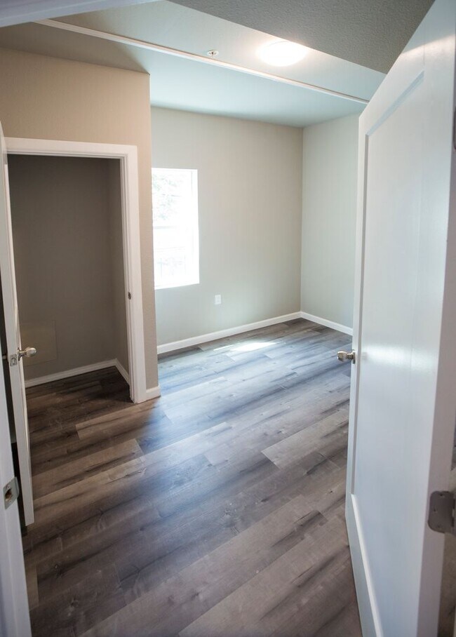 Building Photo - 3/2 - Walking distance to campus