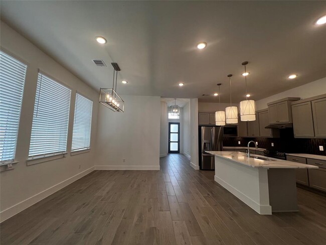 Building Photo - 10935 Cres Spg Dr