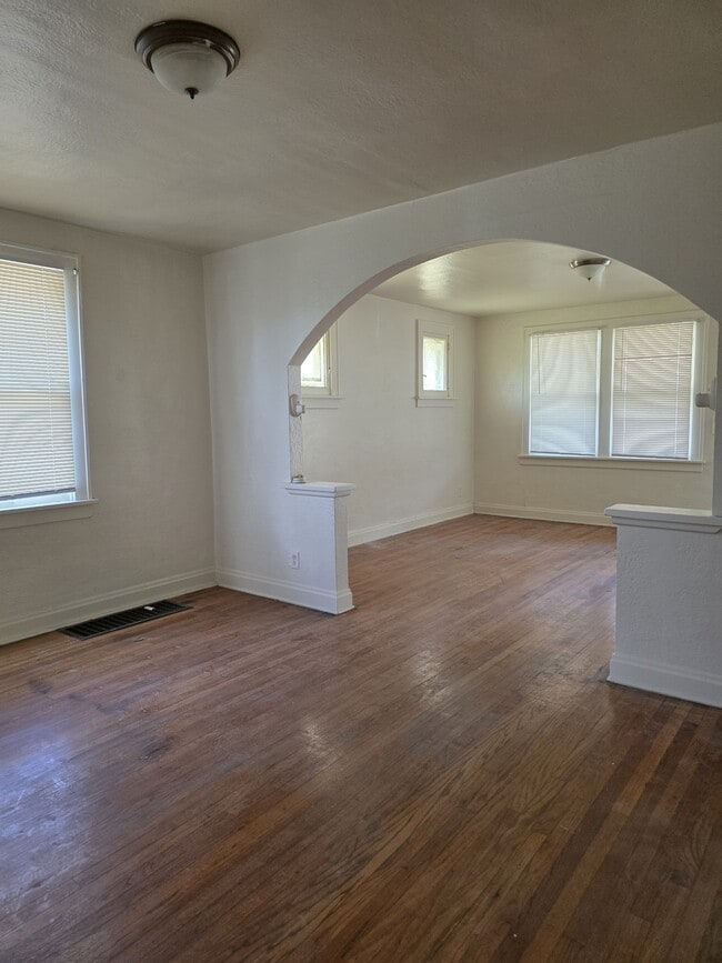 Building Photo - 2528 McLaran Ave