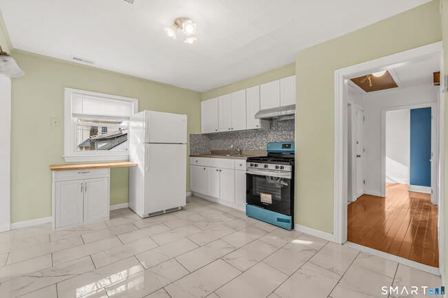 Building Photo - 1504 Iranistan Ave