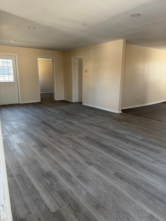 Building Photo - 458 S Float Ave