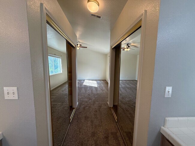 Building Photo - Nicely updated 4-bedroom in Oakdale!