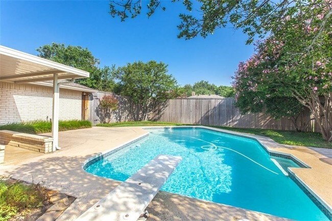 Building Photo - 2121 Stone Creek Dr