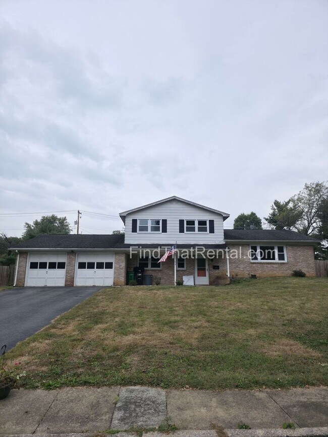 Building Photo - Available Immediately! Pet friendly, 2 car garage, Mooreland Elementary School District, Easy Acc...