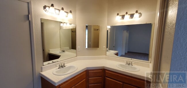 Building Photo - Gated Community 3 Bedroom 2 Bath in Preisker Gardens!