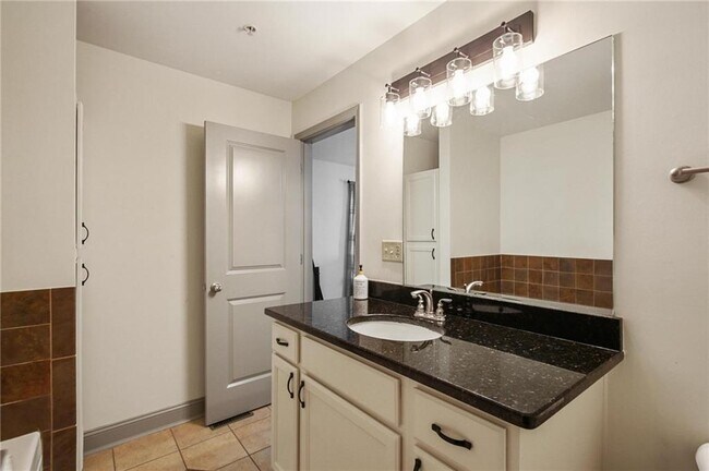 Building Photo - 1002 Madison Ln S E