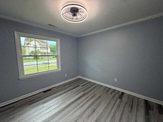 Building Photo - 226 College Dr