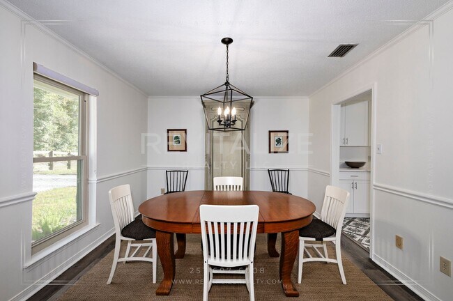 Building Photo - Stunning 3 Bed 2 Bath Brick Home with Huge Yard!