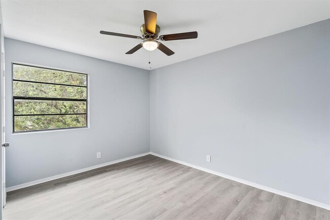 Building Photo - 302 Hedgewood Dr