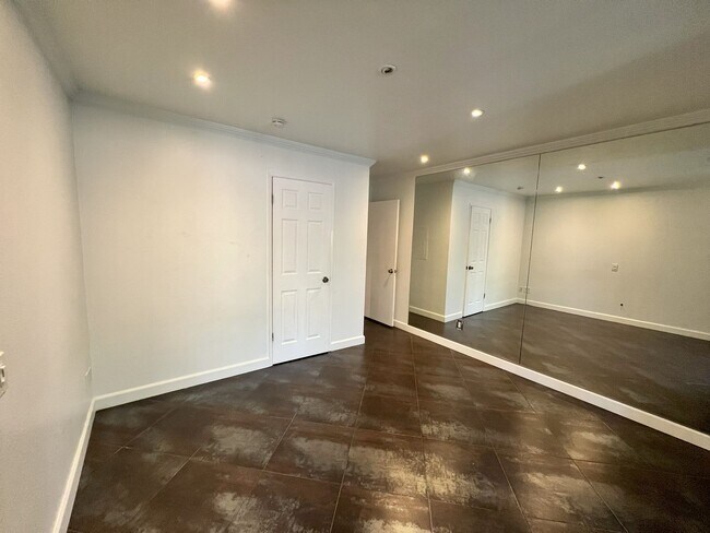Building Photo - Remodeled 2 Bed, 2 Bath Unit in Downtown S...