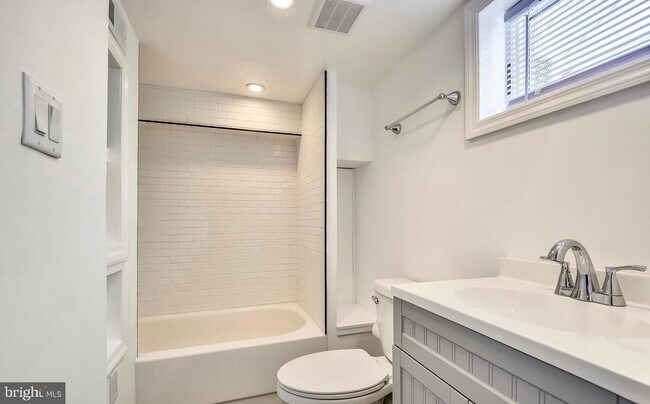 Building Photo - 3422 Roland Ave