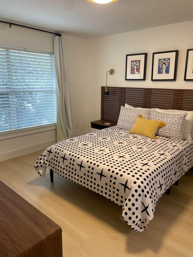 Building Photo - 204 16th St