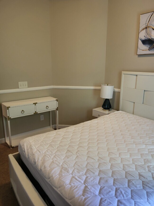 Building Photo - 407 S Elgin Ct