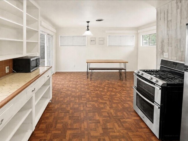 Building Photo - 6208 Walnut Hills Dr